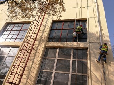 工廠、商務(wù)大樓、工業(yè)園區(qū)、私人企業(yè)、電影院、銀行、政府機(jī)關(guān)、學(xué)校、酒店娛樂(lè)場(chǎng)所等外墻清洗